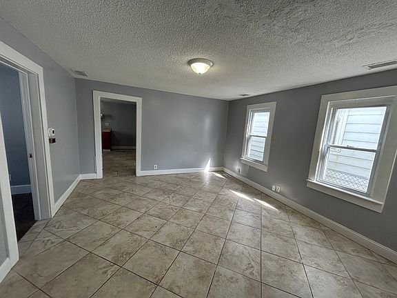 3rd image of 648 E Oregon St