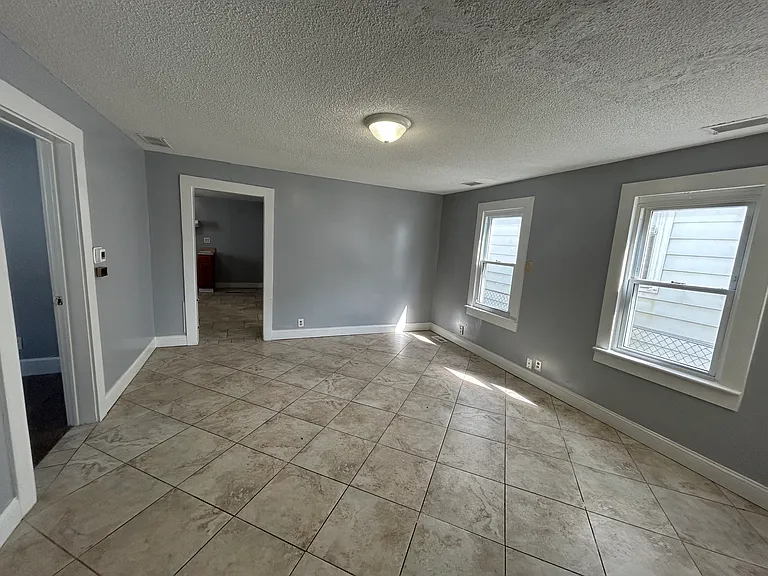 648 E Oregon St — Photo 3