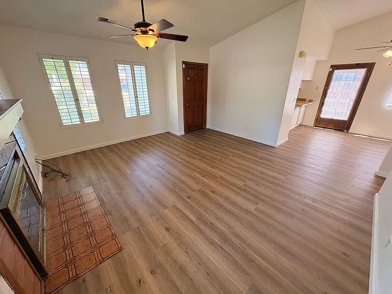 907 E Oakridge Ave — Photo 2