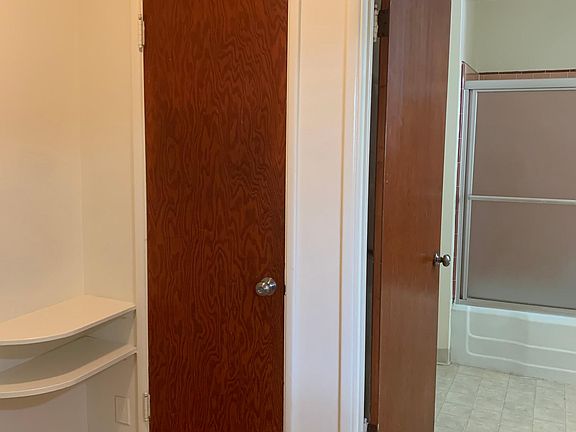4th image of 2529 N Lincoln St