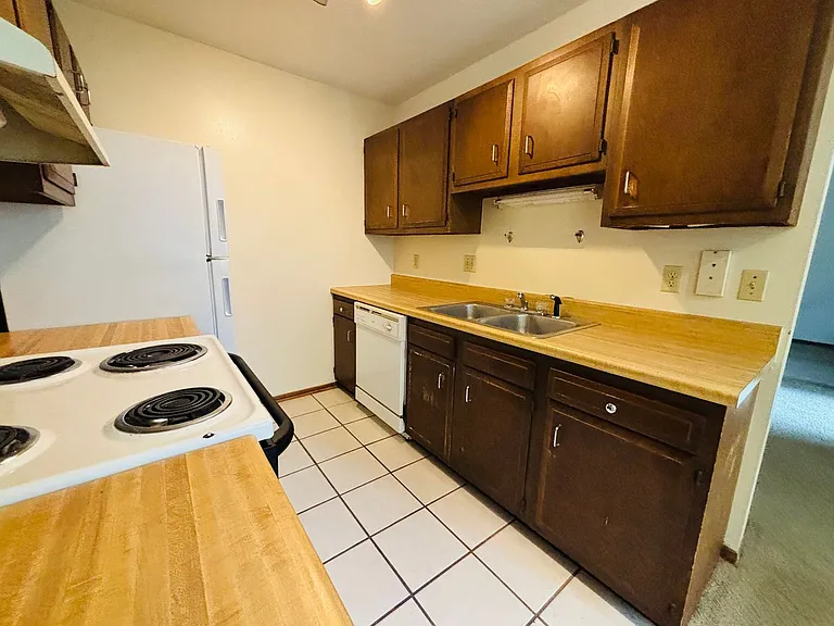 1744 Donlee Dr — Photo 8