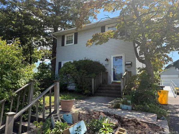 109 Cherry Drive W, Plainview, NY 11803