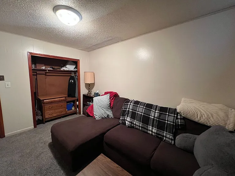 818 Center St W — Photo 10