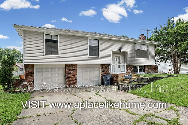 3 bed, 2.0 bath, 1918 sqft, $2,095 — Photo 2