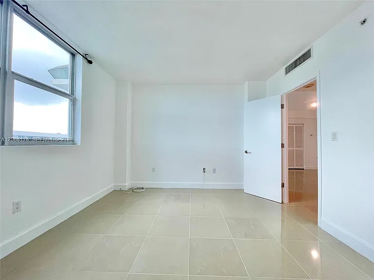 7501 E Treasure Dr #10C — Photo 8