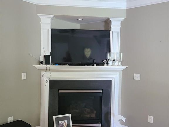 4th image of 895 Jennifer Ln
