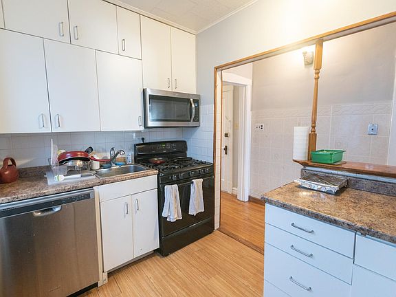 3rd image of 1019 N Paulina St #3F