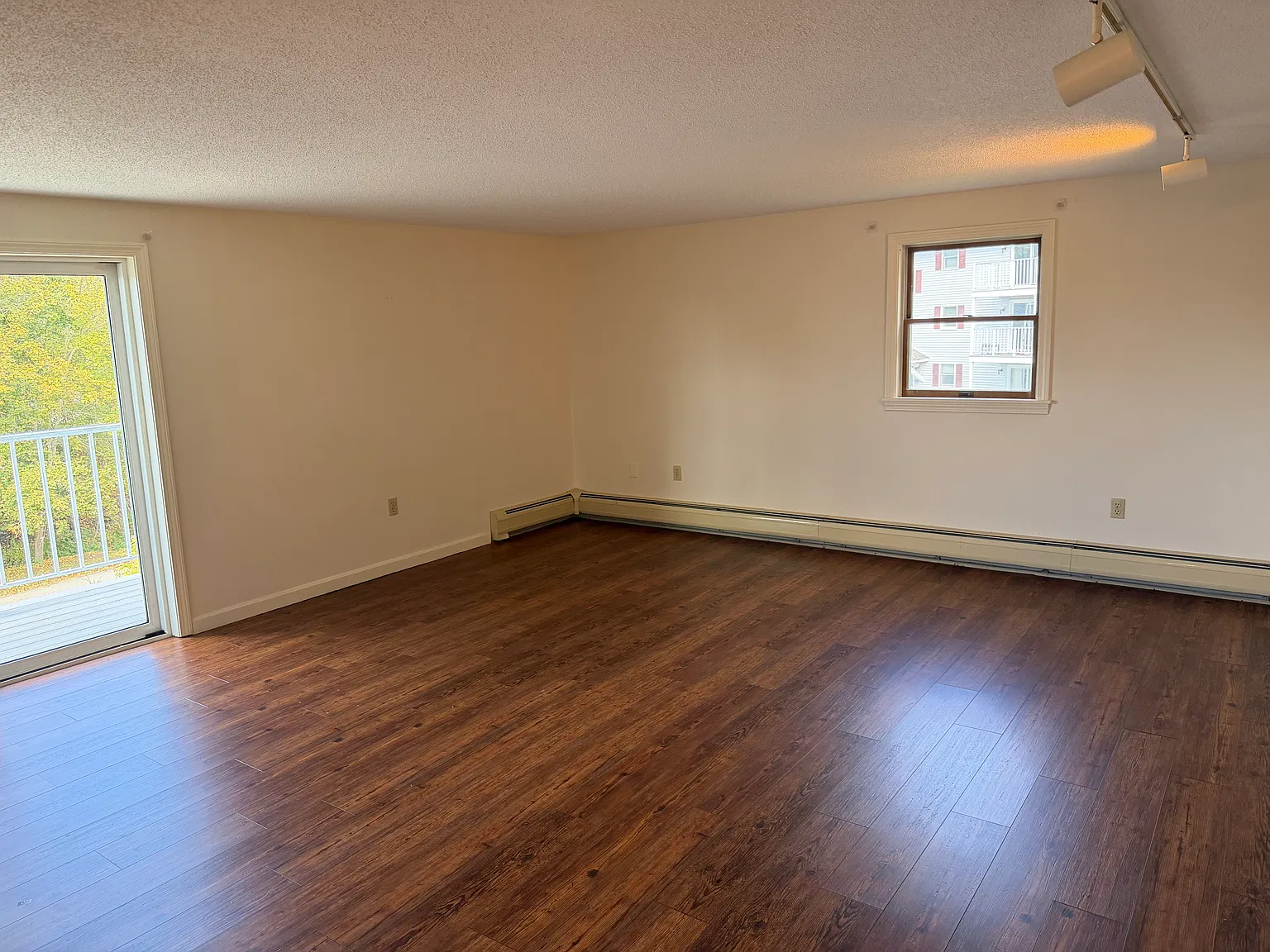 2 bed, 1000 sqft, $1,575 — Photo 3