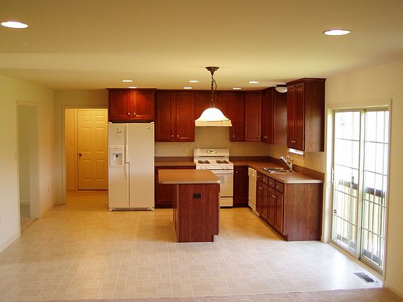 Kitchen and breakfast area