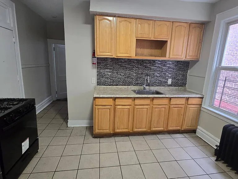 83 Montgomery Ave #2A — Photo 1