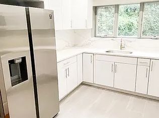 98 Hall St, Brooklyn, NY 11205