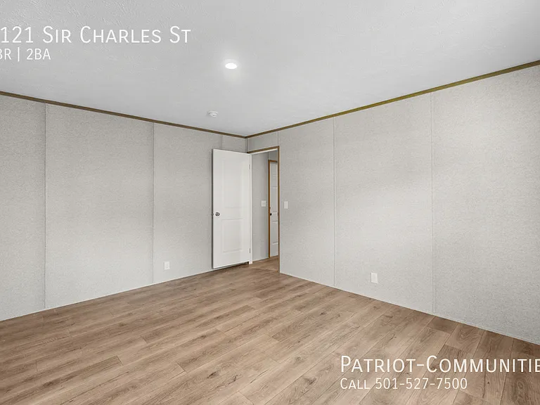 1121 Sir Charles St — Photo 12