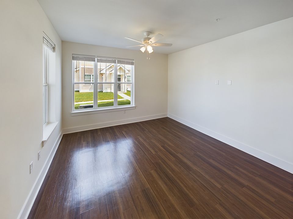 2nd image of 675 Victory Ln #12-101