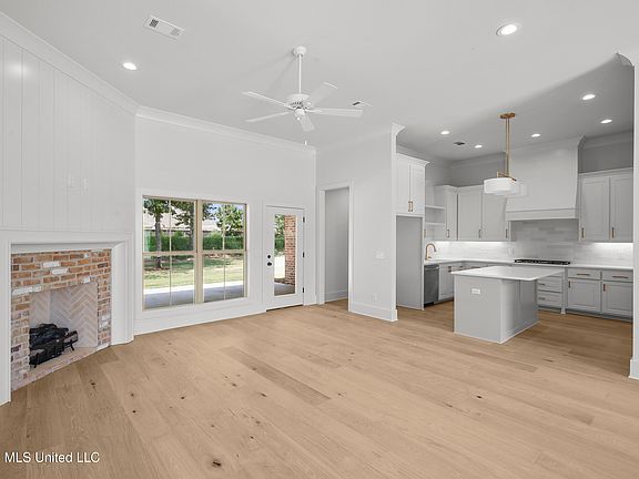 3rd image of 208 Bennett Rd