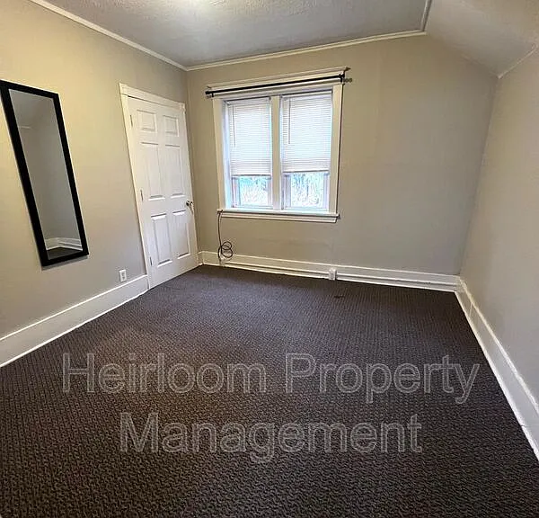924 E 6th St #3 — Photo 12