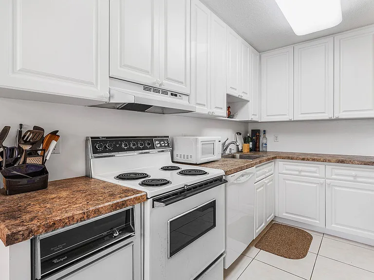 29 Stratford Ln W #B — Photo 16