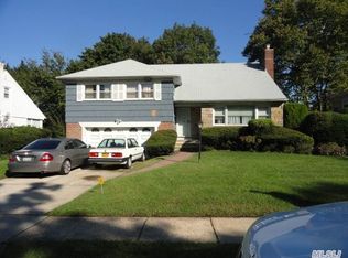 821 Baldwin Dr, Westbury, NY 11590