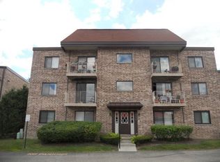 5402 Chateau Dr #3, Rolling Meadows, IL 60008