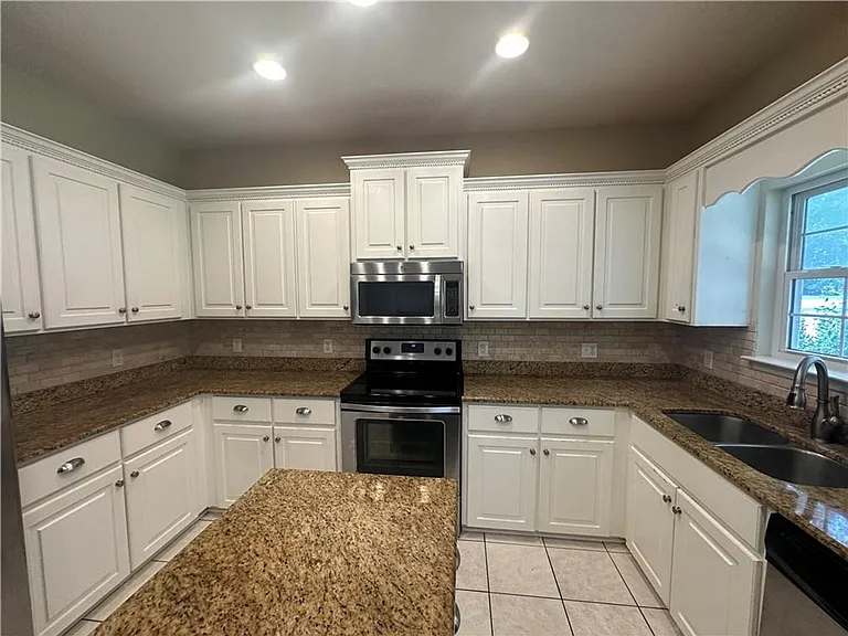 235 Wellington Pl — Photo 4