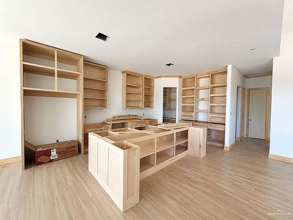 5th image of 1801 W Oak Ct