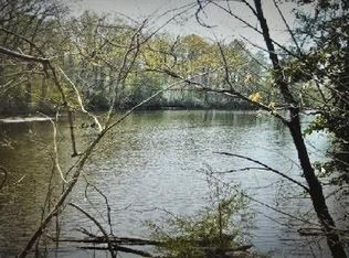 8 Whittaker Ln, Kilmarnock, VA 22482