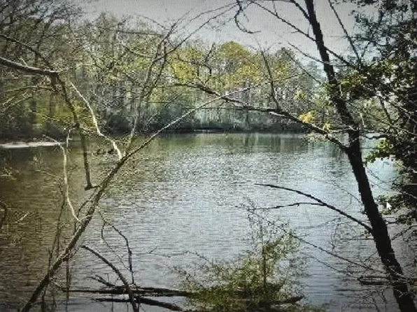 8 Whittaker Ln, Kilmarnock, VA 22482