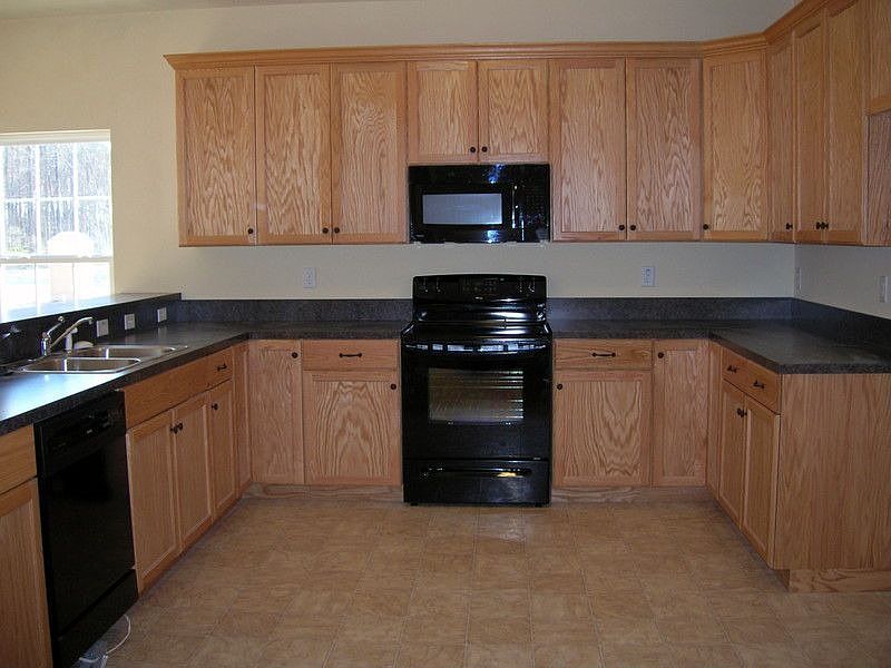 Huge eat-in Kitchen