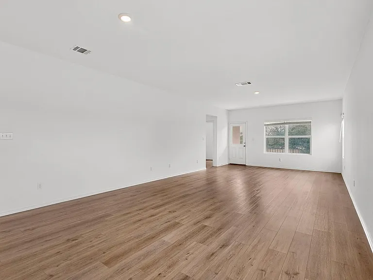 941 Legends Ln — Photo 6