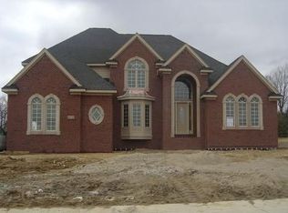 61755 W Point Dr, Washington Twp, MI 48094