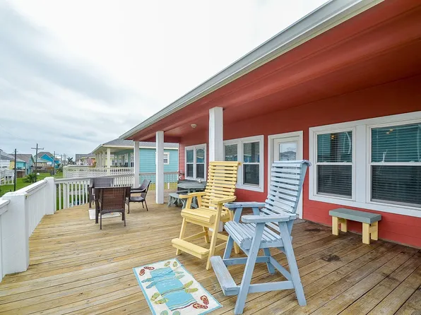 3346 Pirates Cv, Crystal Beach, TX 77650