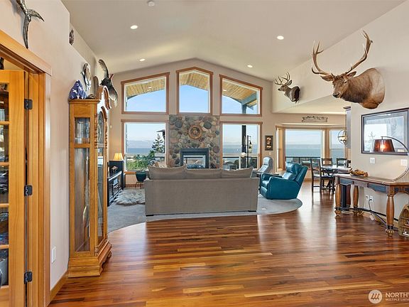 4th image of 1433 Country Club Drive