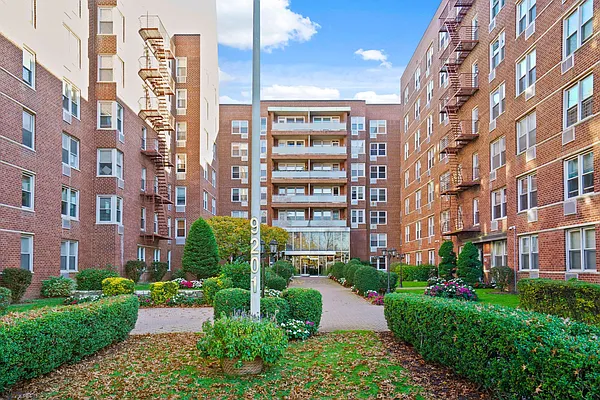 Sold by Daniel Gale Sotheby's International Realty | media 41