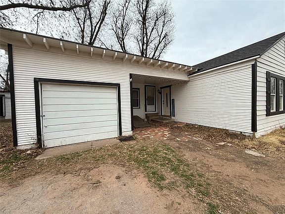 3rd image of 521 E Davis Ave
