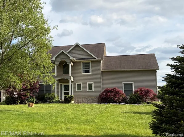 9731 Fountain Ln, Fowlerville, MI 48836