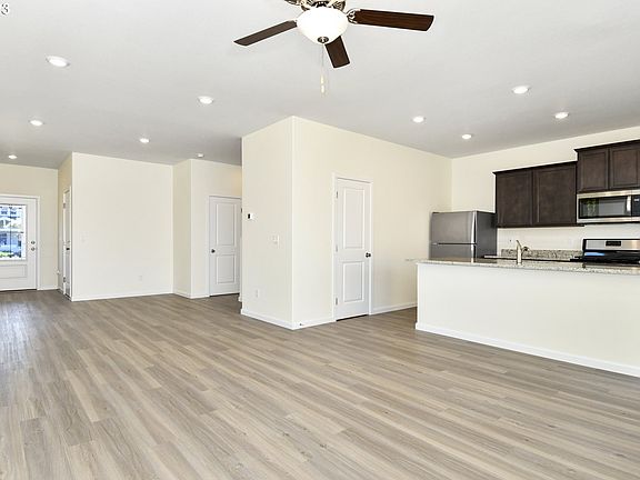 5th image of 3419 NE 120th Cir