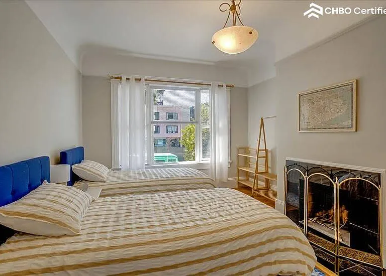 Bedroom 2- two twin beds