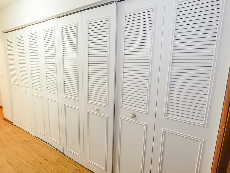 Colonial Apartments — Photo 11