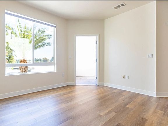 4th image of 2849 Kelvin Ave #3