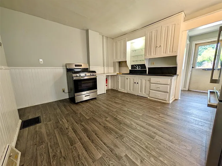 1083 Main St #1 — Photo 7