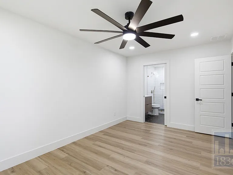 3610 Alexandria Dr — Photo 11