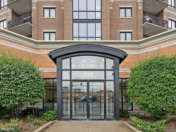 2nd image of 5588 N Lincoln Ave APT 203