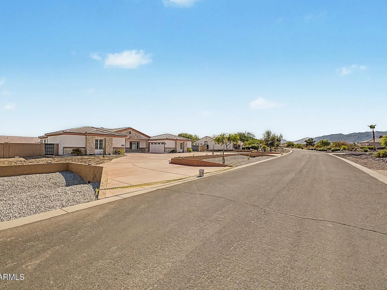 4 bed, 4.0 bath, 7629 sqft, $5,500 — Photo 3