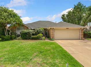 6628 Ridgetop Dr, Watauga, TX 76148