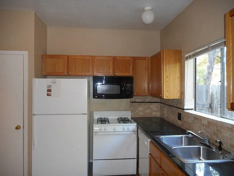 3106 Cedar St — Photo 8