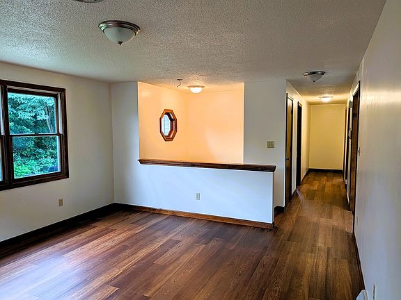 4th image of 22 Pine Needle Ln