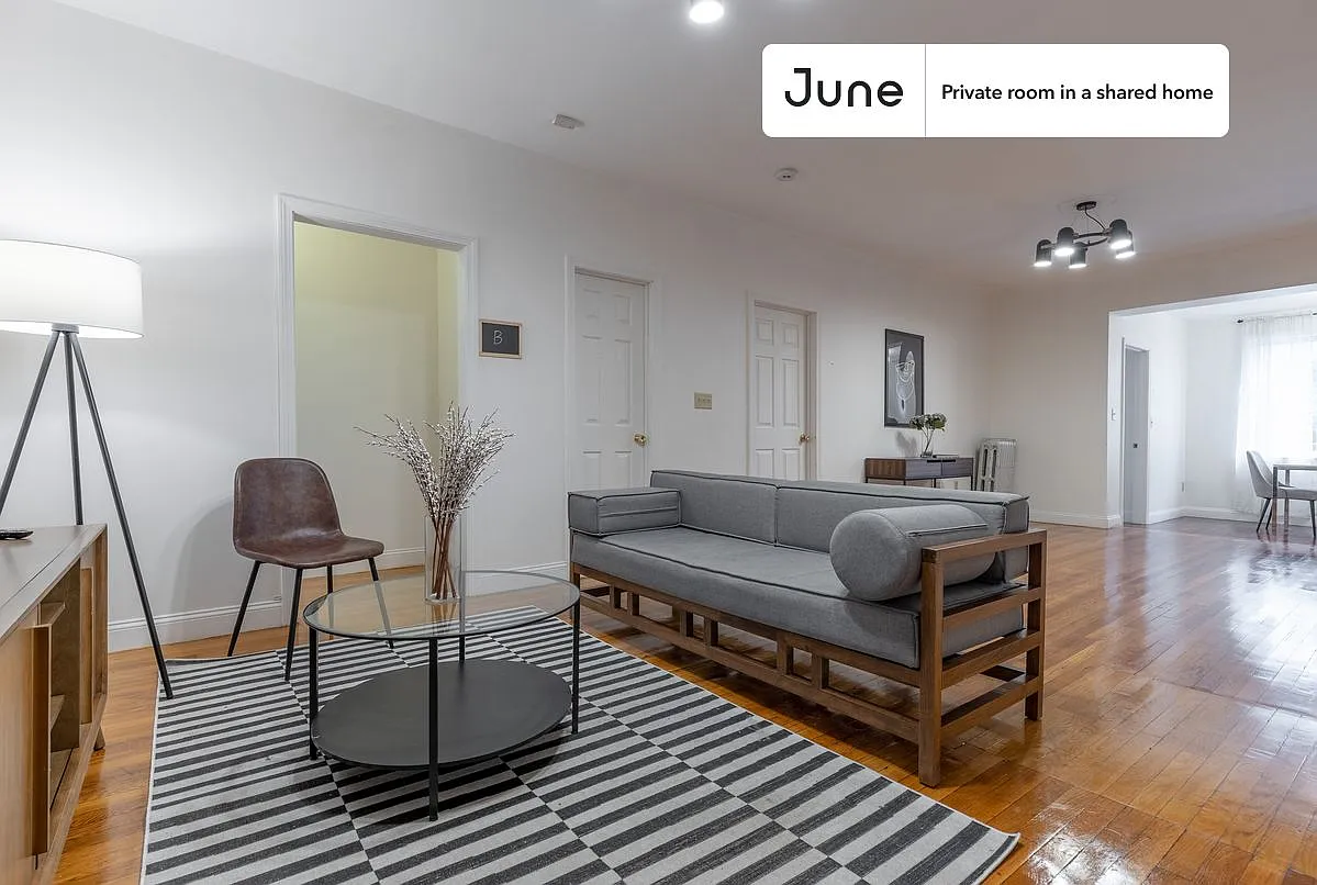 Queen bedroom in 4 bed/2 bath home in Brighton #368 C — Photo 4
