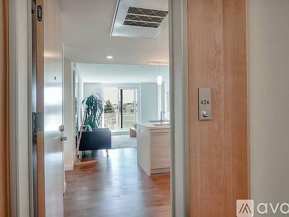 4th image of 555 Hayes St #426