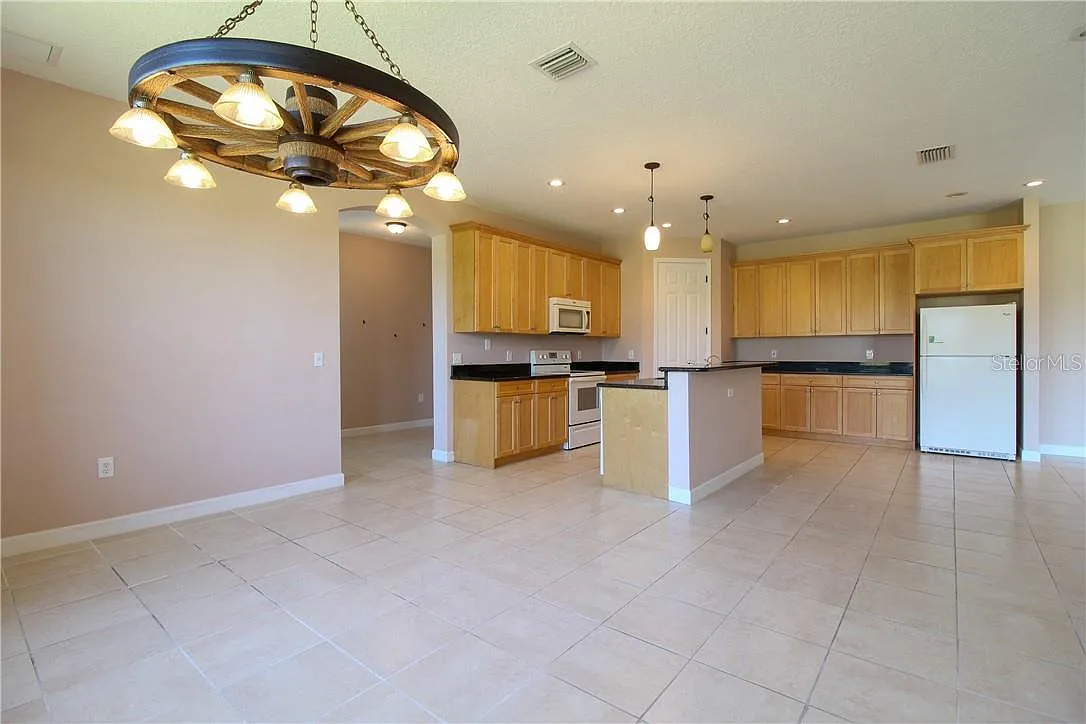 4 bed, 2639 sqft, $2,900 — Photo 2