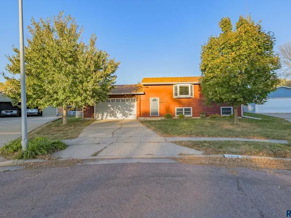 1904 S Hunters Cir, Sioux Falls, SD 57103