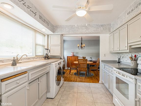 4th image of 8 Garden Dr APT 3